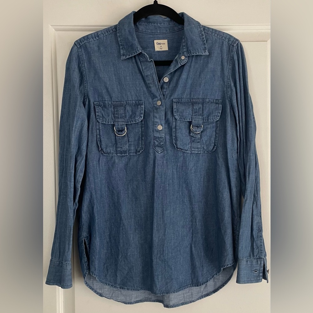 GAP Women’s Casual Denim Button Down Shirt with Front Pockets